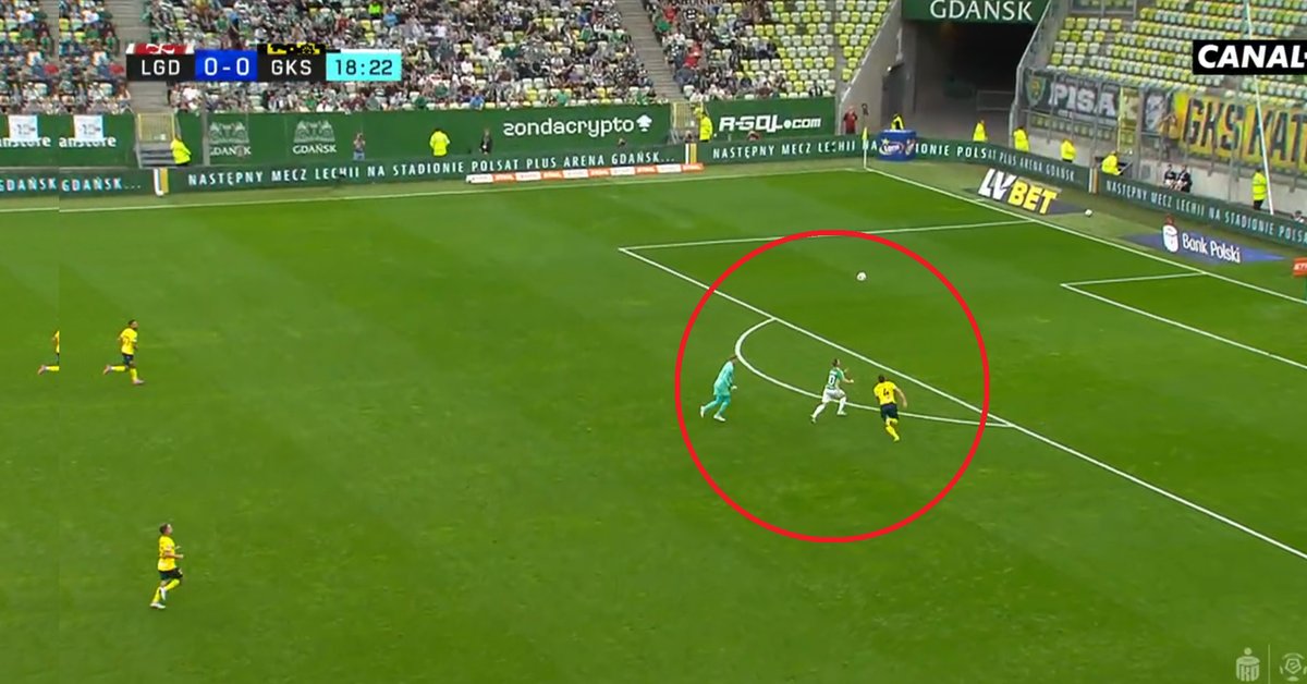Taki gol to rzadkość choćby w Ekstraklasie! Kuriozum w Gdańsku [SKRÓT]