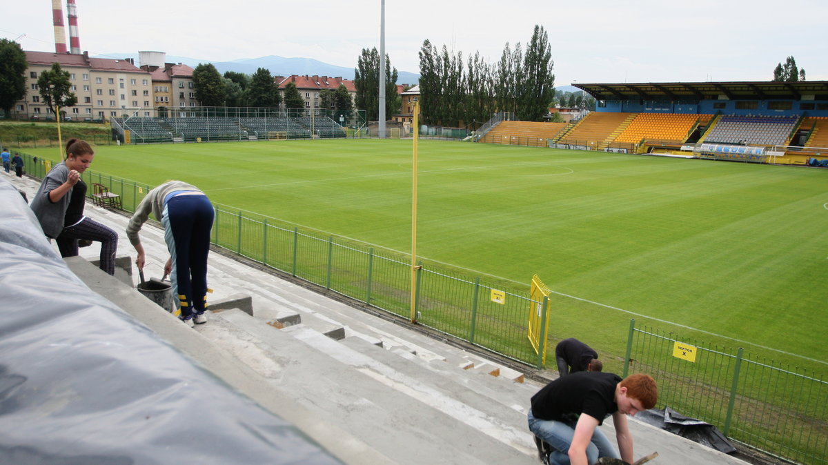 Kibice Posbeskidzia pomagają w remoncie stadionu