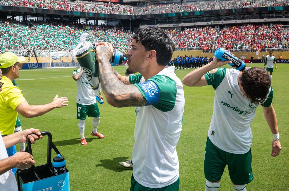 Jogadores do Palmeiras fazem pausa para beber água