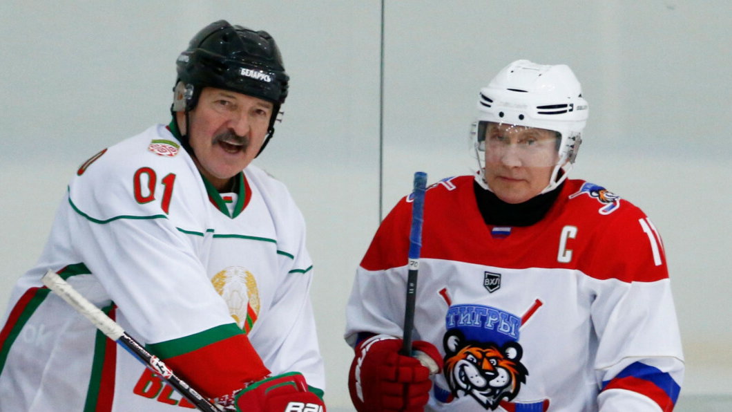 Aleksander Łukaszenko i Władimir Putin podczas pokazowego meczu