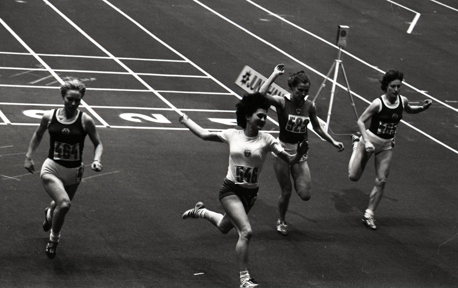 Grażyna Rabsztyn za metą zwycięskiego biegu na 60 m przez płotki w Halowych Mistrzostwach Europy 1975 w Katowicach