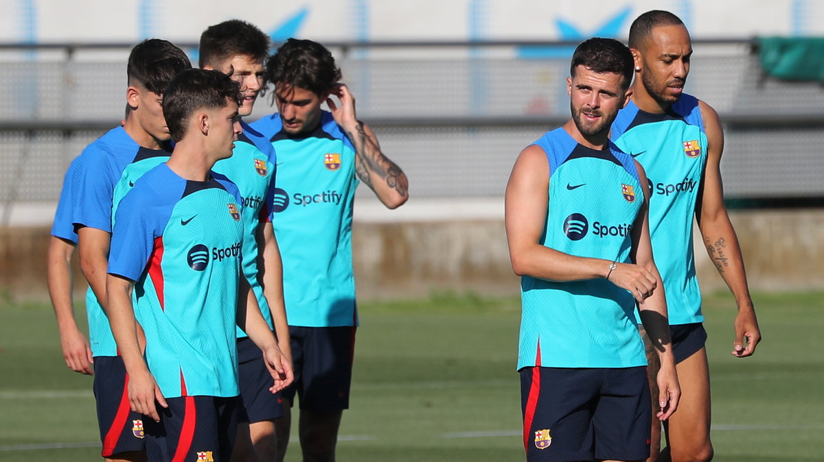 Piłkarze FC Barcelona (Miralem Pjanić drugi z prawej)