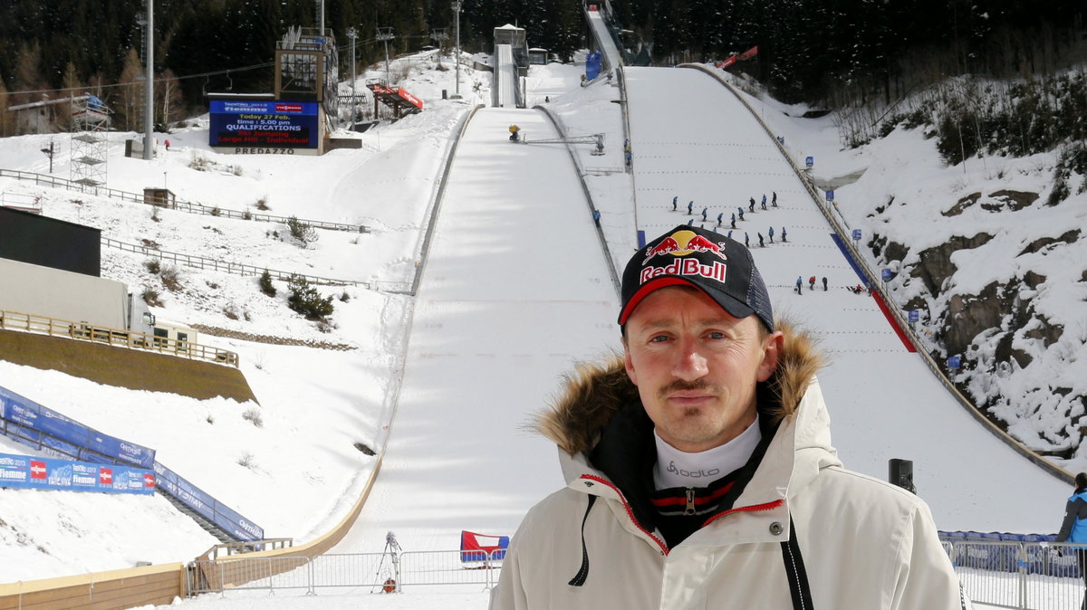 Adam Małysz na tle skoczni w Val di Fiemme