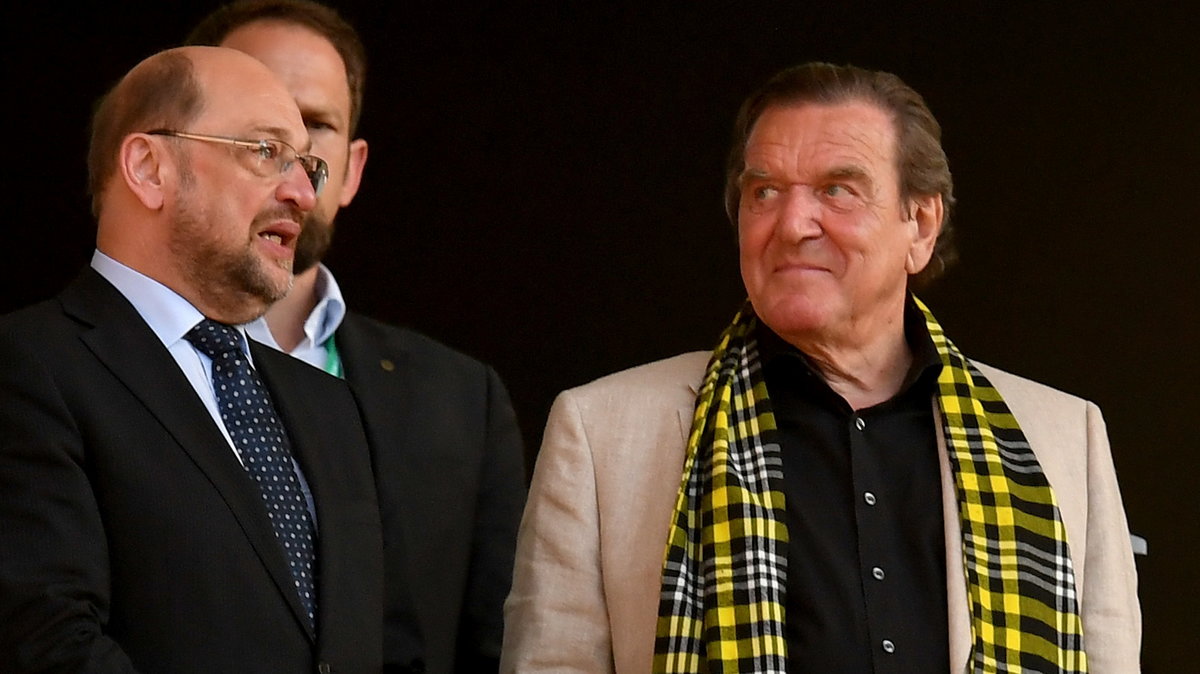 Gerhard Schroeder (z prawej) został pozbawiony funkcji członka honorowego przez władze Borussii Dortmund