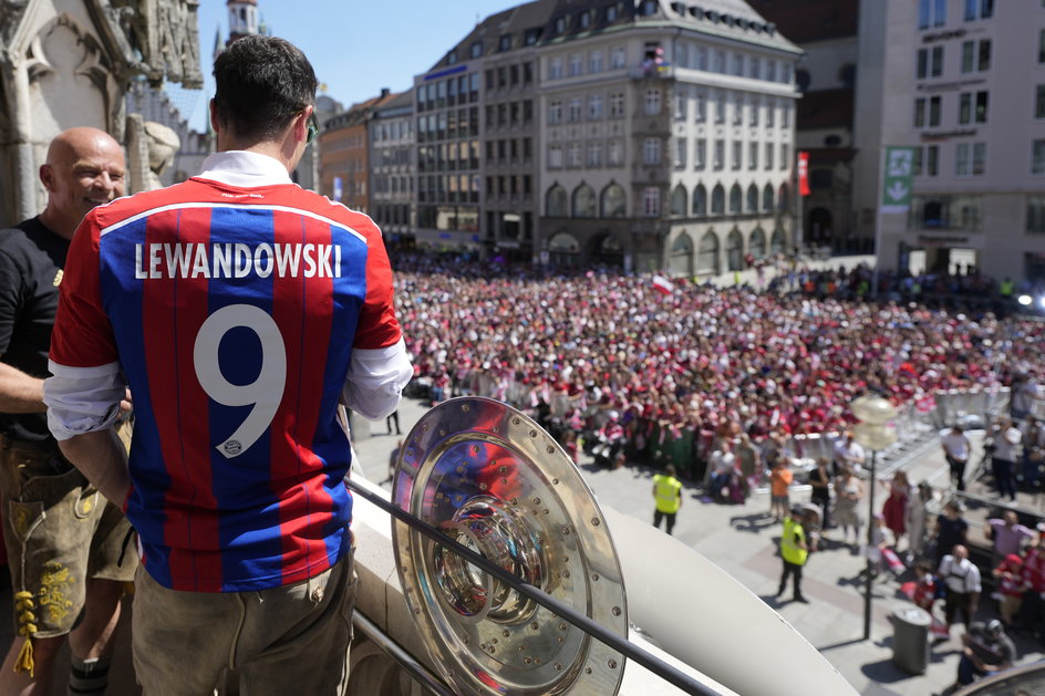 Robert Lewandowski podczas świętowania mistrzostwa Niemiec z Bayernem Monachium w maju 2022 r.