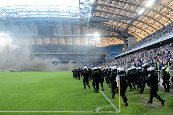 18520337 - PIŁKA NOŻNA EKSTRAKLASA LECH POZNAŃ LEGIA WARSZAWA (Interwencja policji)