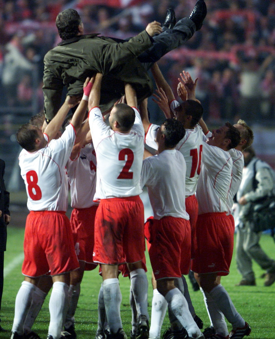 Piłkarze reprezentacji Polski świętujący z Jerzym Engelem awans na MŚ w Korei i Japonii (1 września 2001)