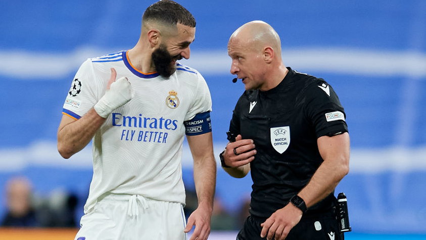 Szymon Marciniak (P) i Karim Benzema (L)