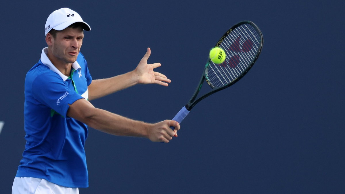 Hubert Hurkacz był niemal bezbłędny przy własnym podaniu i pokonał finalistę Wimbledonu 2016 Milosa Raonica 4:6, 6:3, 7:6(4).