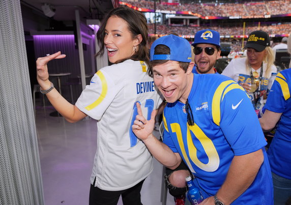 Aktorzy Chloe Bridges i Adam Devine na Super Bowl 2022