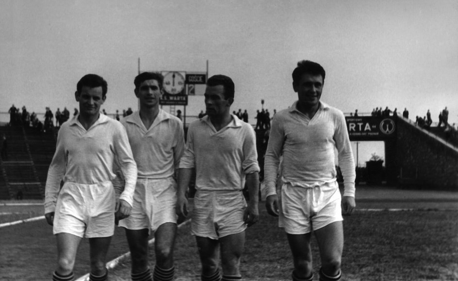 Po towarzyskim meczu Śląska z Wartą w Poznaniu. Od lewej: Władysław Poręba, Władysław Żmuda, Paweł Śpiewok, Hubert Skowronek, 1965 r.
