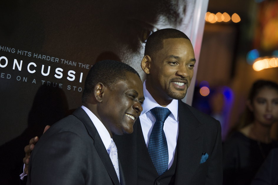 Doktor Bennet Omalu i Will Smith, który wcielił się w rolę patologa w filmie „Wstrząs”. Obraz Petera Landesmana przedstawia prawdziwą historię doktora Omalu, któremu udało się odnaleźć dowody na połączenie urazów głowy sportowców z ich późniejszymi samobójstwami.