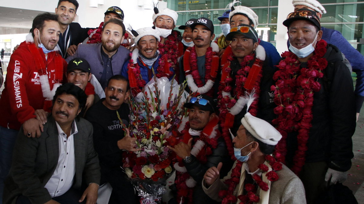 Zdobywcy K2 na lotnisku w Islamabadzie
