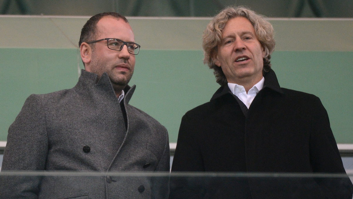 Bogusław Leśnodorski (L) i Dariusz Mioduski (P) na stadionie Legii (2015 r.)