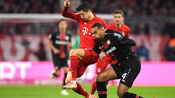 Robert Lewandowski (Bayern Monachium) i Jonathan Tah (Bayer Leverkusen)