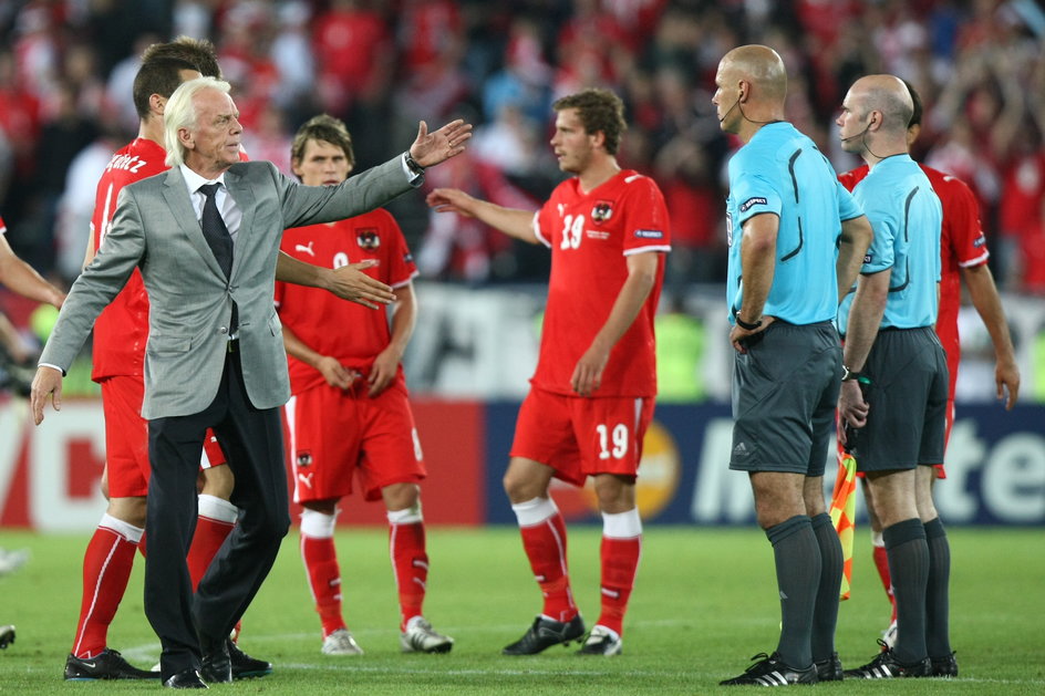 Leo Beenhakker i Howard Webb po zakończeniu meczu Austria - Polska na Euro 2008