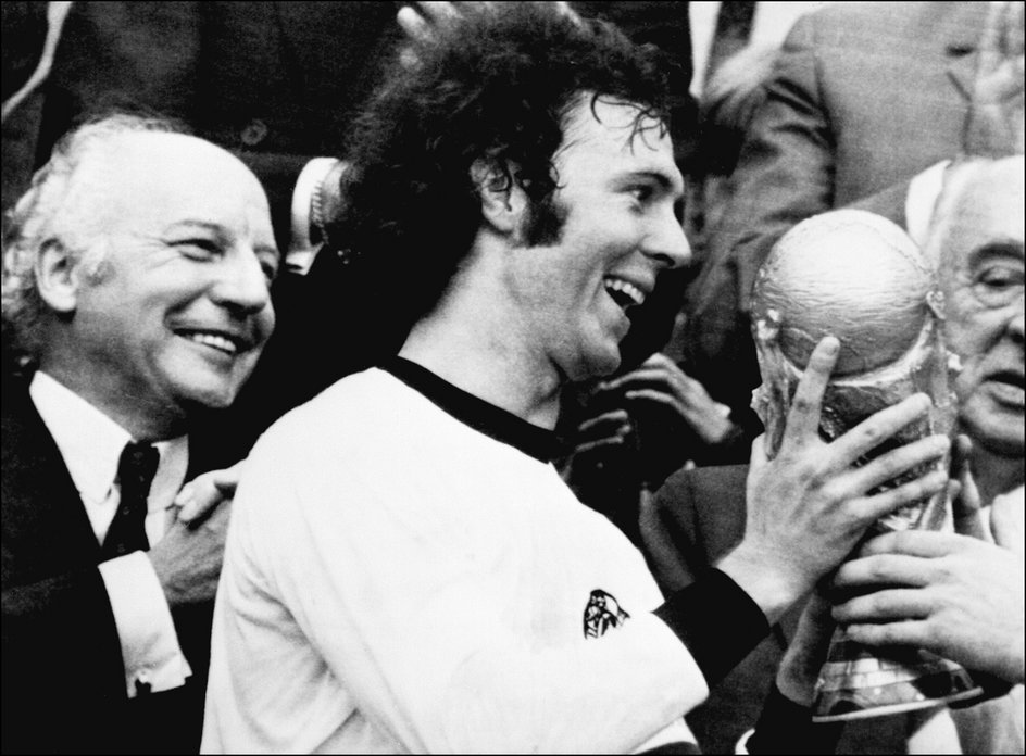 Franz Beckenbauer odbiera trofeum za mistrzostwo świata w 1974 r.