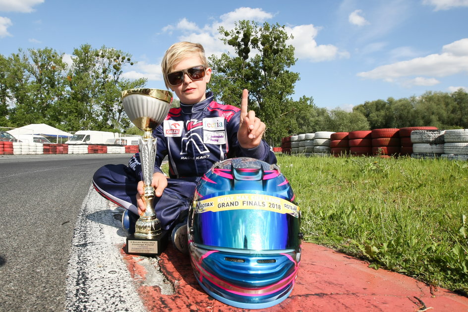 W środowisku kartingowym na zawodników, którzy regularnie stają na podium, mówi się... zbieracze dzbanków. W pokoju Gucia półki są wypełnione pucharami.