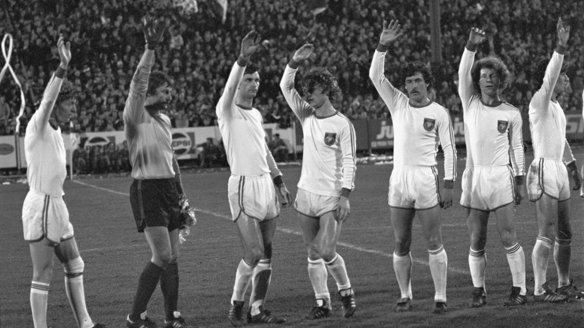 Piłkarze Widzewa Łódź przed meczem z Manchesterem United w 1980 roku. Mecz zakończył się remisem 0:0