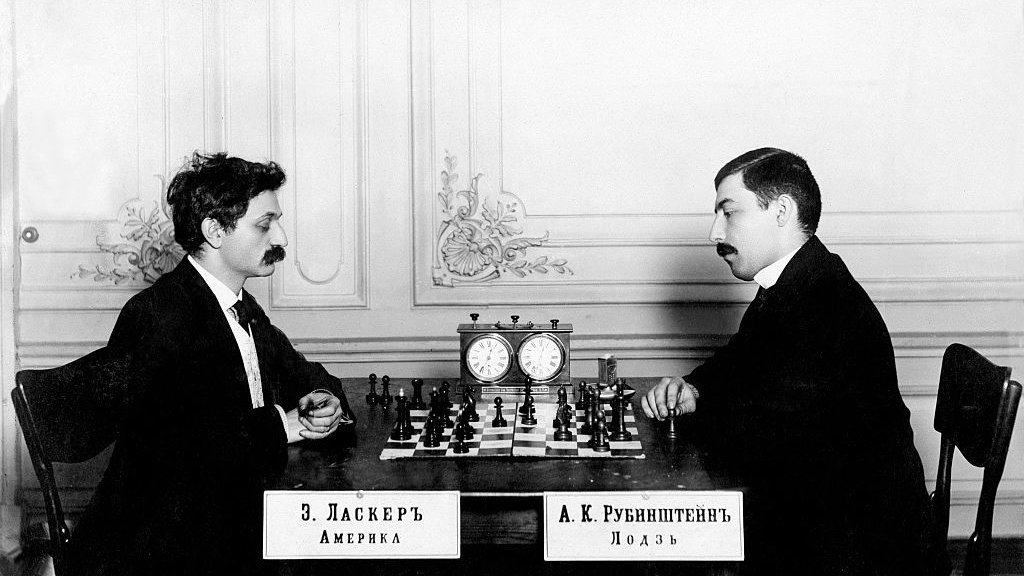Rubinstein (z prawej) podczas partii z mistrzem świata Emanuelem Laskerem — Petersburg 1909 r.
