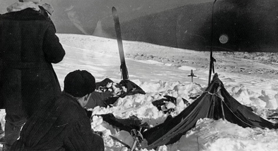 Uczestnicy akcji ratunkowej na Przełęczy Diatłowa z odnalezionym na zboczu namiotem uczestników wyprawy (luty 1959 r)