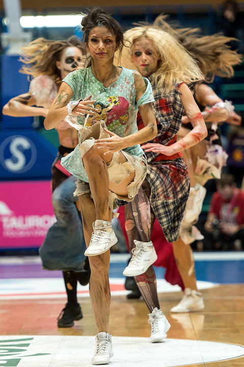 KOSZYKÓWKA LIGA POLSKA ŚLĄSK WROCŁAW JEZIORO TARNOBRZEG (Halloweenowy występ cheerleaderek)