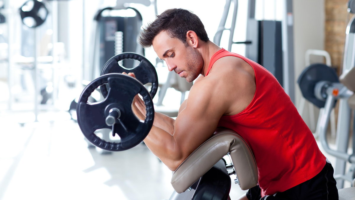 Trening na siłowni to nie tylko praca nad bicepsami