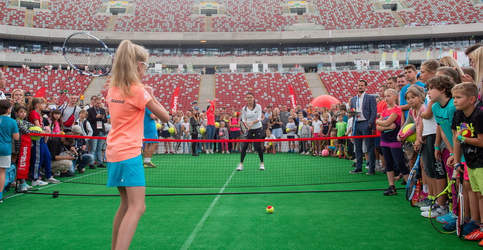 Podczas ubiegłorocznego Narodowego Dnia Tenisa Agnieszka Radwańska spełniała marzenia dzieci. Odbić piłkę z taką mistrzynią to naprawdę jest coś. Teraz Isia też pojawi się na stadionie. 
