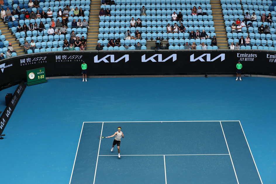 Australian Open. Kibice na trybunach. Za kortem brak sędziów, których zastąpił komputer