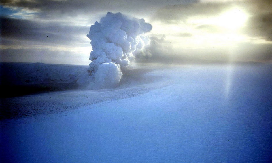 Popiół z erupcji wulkanicznej unoszący się nad w chmurach nad Islandią.