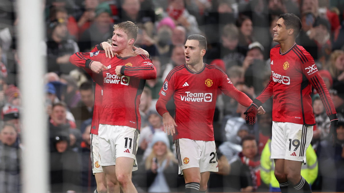 Rasmus Hojlund (z lewej) i jego koledzy z Manchesteru United cieszą się ze zwycięskiej bramki w meczu z Aston Villą