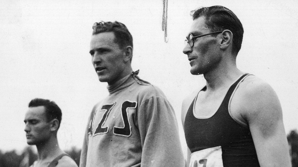 Lipiec 1939 roku. Na podium zawodów w skoku w dal stoją od lewej: Jan Dziekański, Karol Hoffman, Witold Gerutto