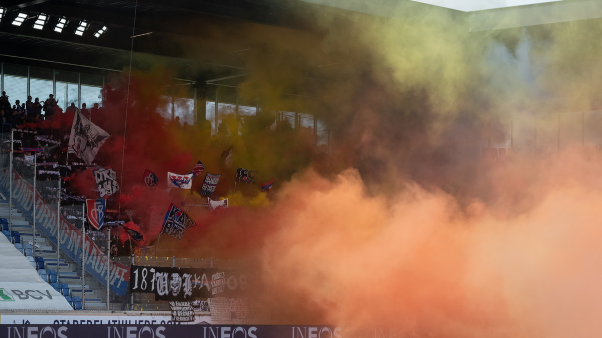 Kibice FC Basel po użyciu środków pirotechnicznych