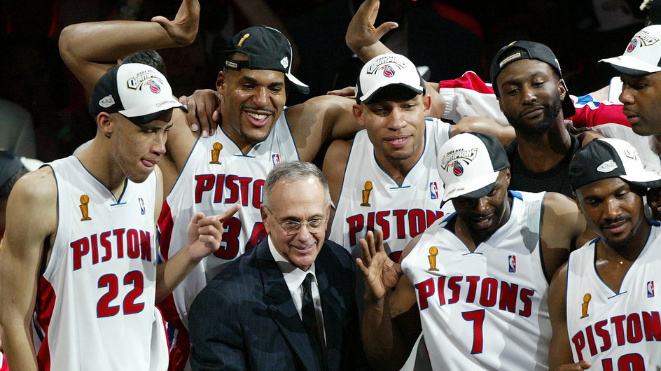 Trener Larry Brown i koszykarze Detroit Pistons, mistrzowie NBA 2004