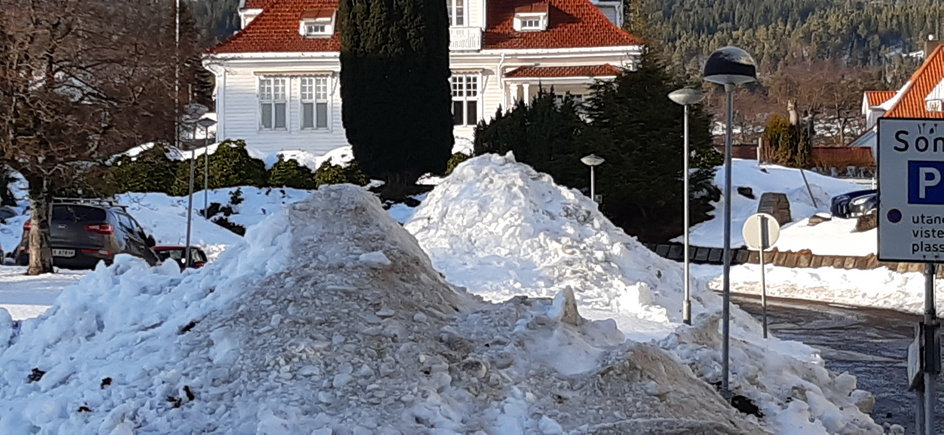 Góry śniegu w centrum Molde
