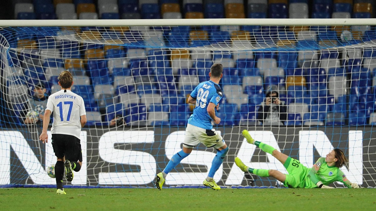 Arkadiusz Milik zdobywa gola w meczu z KRC Genk