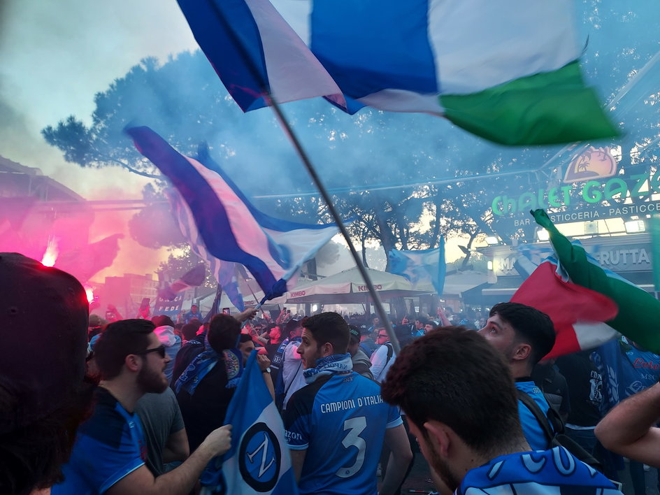 Przed meczem kibice odpalali fajerwerki i głośno fetowali tytuł dla Napoli