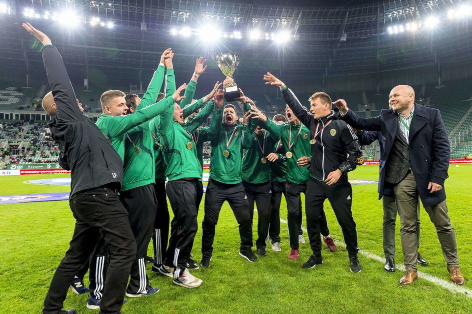 Blindfutbolowa ekipa z Wrocławia zaprezentowała trofeum za klubowe mistrzostwo świata przed meczem ekstraklasy Śląska z Wisłą Płock.