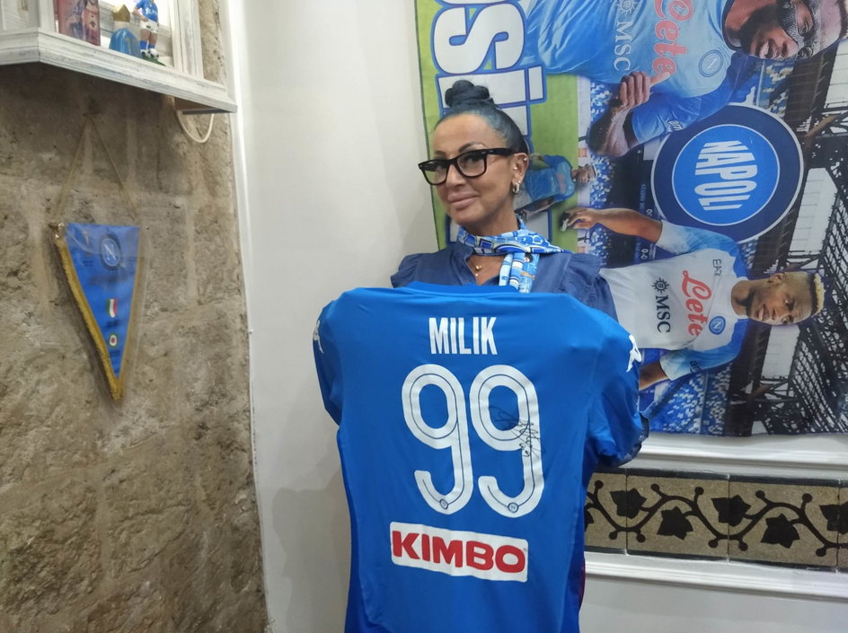 Maria z koszulką Arkadiusza Milika z SSC Napoli