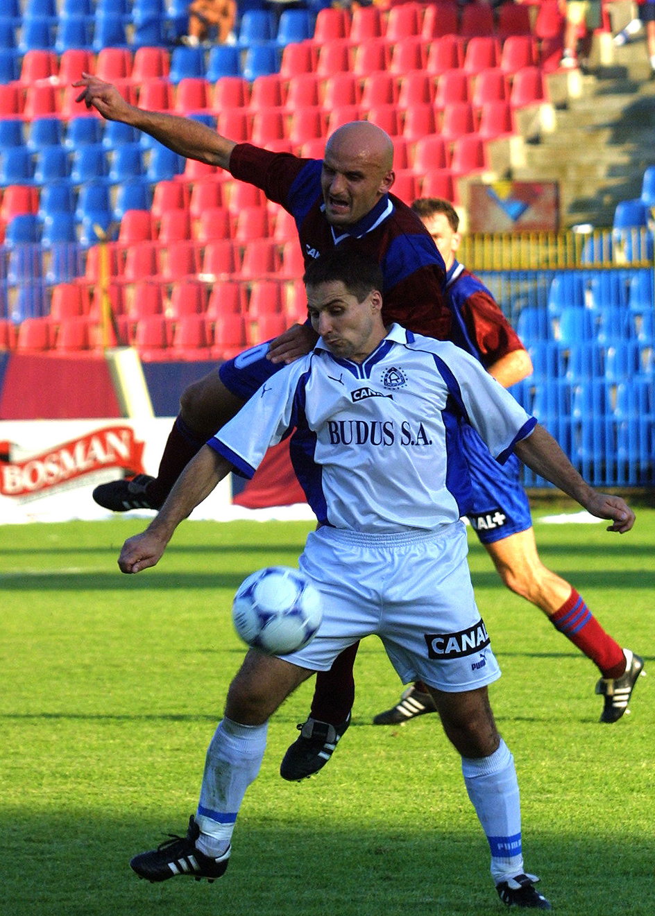 W 2001 roku Jacek Bednarz zagrał w Pogoni przeciwko Ruchowi Chorzów