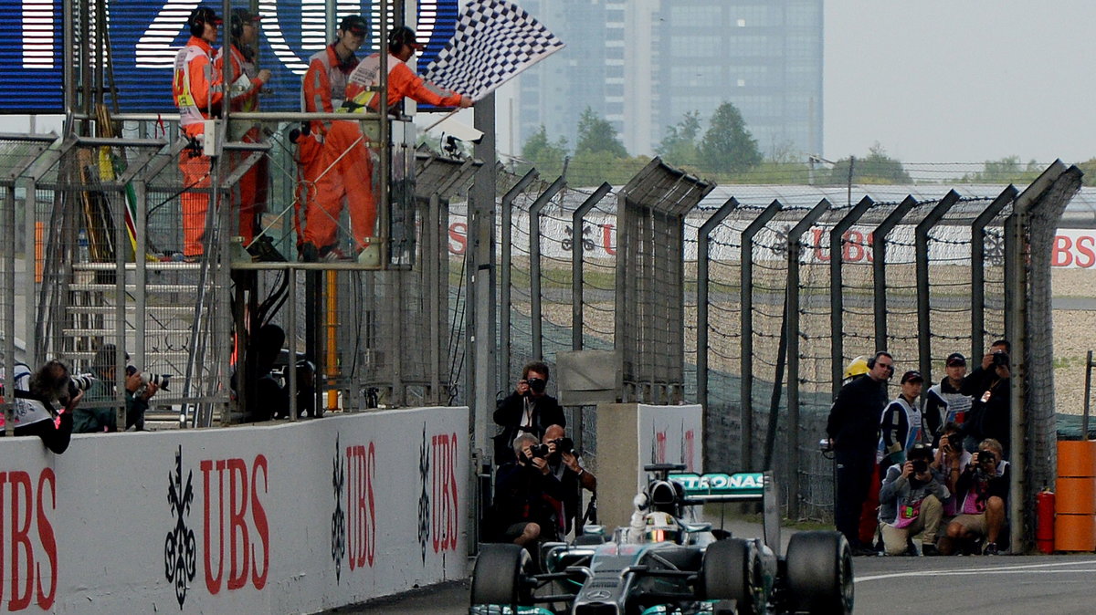 Lewis Hamilton mija błędnie wystawioną flagę na mecie