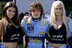 Lucy Pinder (z lewej) i Michelle Marsh. Na zdjęciu pomiędzy grid girls Fernando Alonso