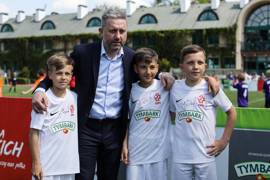 Jerzy Brzęczek z młodymi piłkarzami podczas Turnieju z Podwórka na Stadion o Puchar Tymbarku