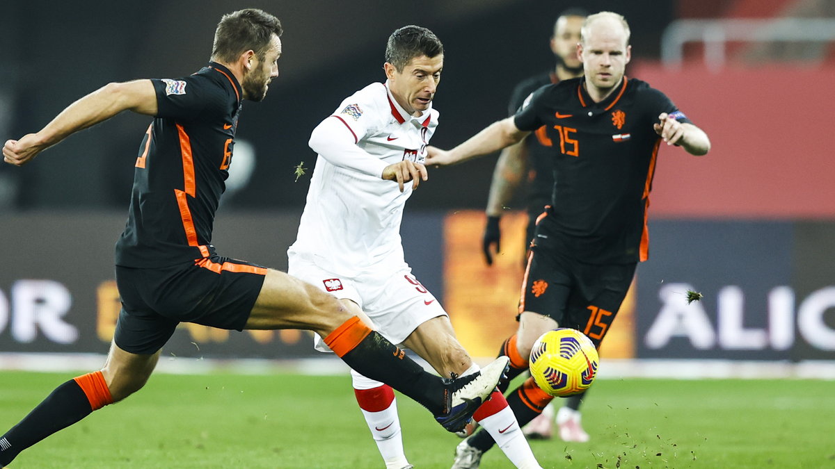 Robert Lewandowski (w środku) i jego koledzy nie poradzili sobie w meczach z reprezentacją Holandii w Lidze Narodów. Teraz zapewne znów czeka ich starcie z zespołem z europejskiej czołówki.