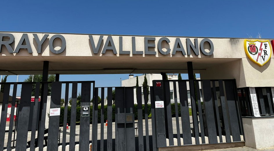 Brama wejściowa położonego na peryferiach Madrytu obiektu treningowego Rayo. To właśnie tutaj swoje mecze domowe rozgrywa damska drużyna Vallecano