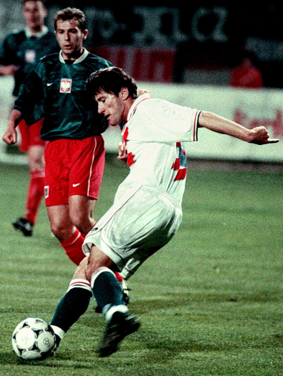 Davor Suker w meczu Chorwacja - Polska (1998 r.). Za nim Marek Koźmiński w - proszę nam wierzyć na słowo - granatowej koszulce