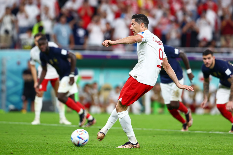 Robert Lewandowski wykonujący rzut karny w meczu z Francją