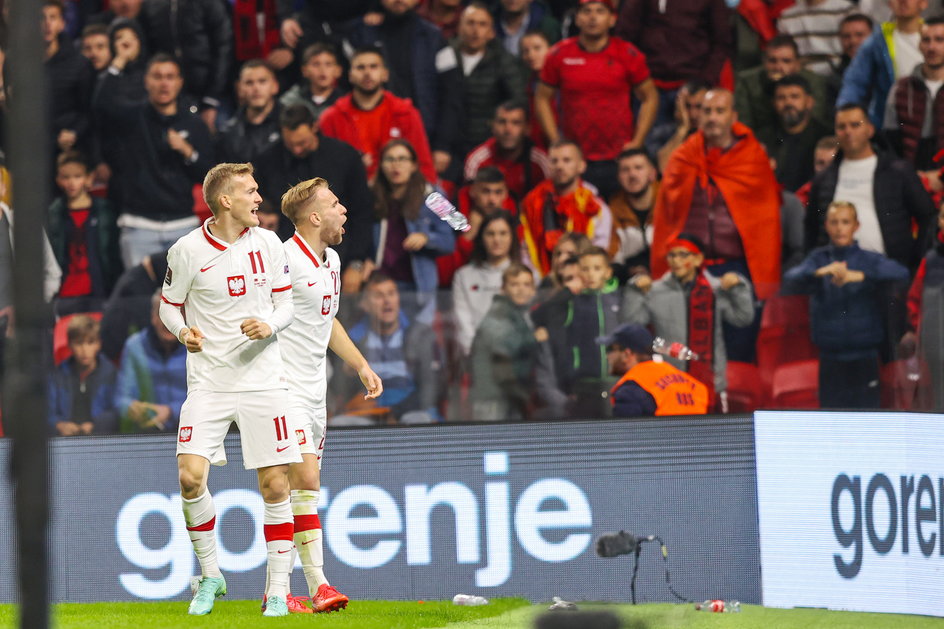 Karol Świderski i Tymoteusz Puchacz na Air Albania Stadium chwilę po zdobyciu bramki w Tiranie w 2021 roku