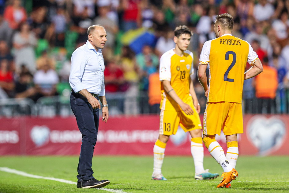 Serghei Clescenko jako selekcjoner kadry Mołdawii w meczu z Polską