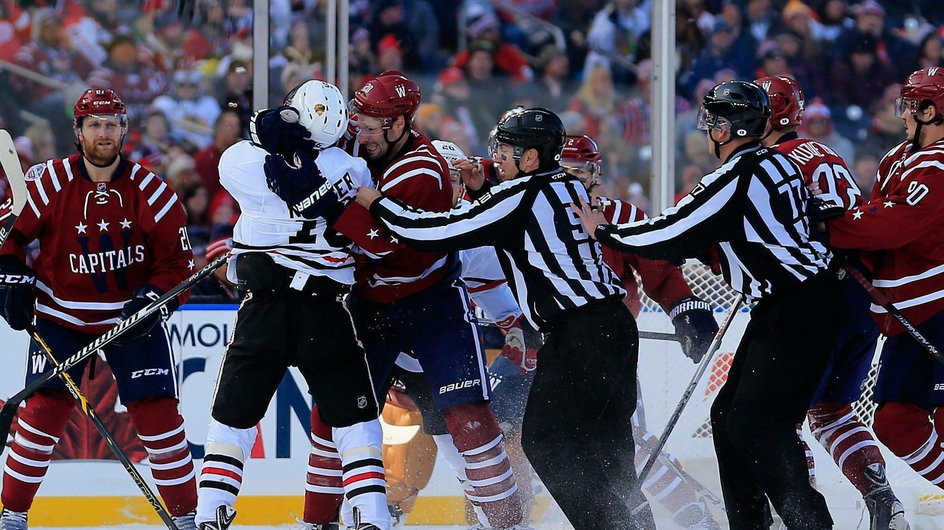 Marcus Kruger (#16 Chicago Blackhawks) vs Troy Brouwer (#20 Washington Capitals)